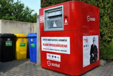 Sedmnáctka červených kontejnerů už stojí v ulicích Znojma